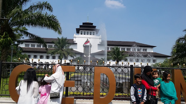 Melihat Gedung Sate Bandung yang Bersejarah 